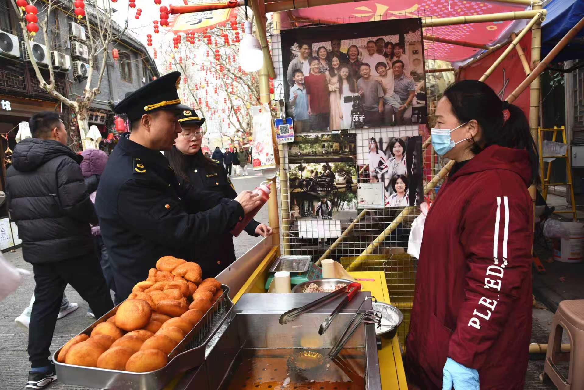 淮安“市监蓝”守护新春烟火气